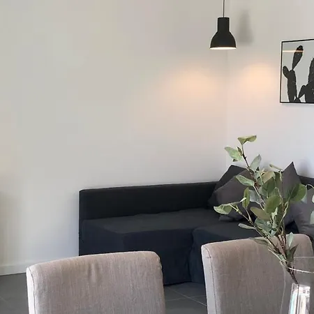 *central Lakeside Apt*swimming Pool & Free Parking Apartmán *